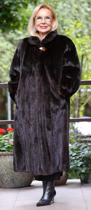 Dlugie futro z ekskluzywnych norek . Mało używane.