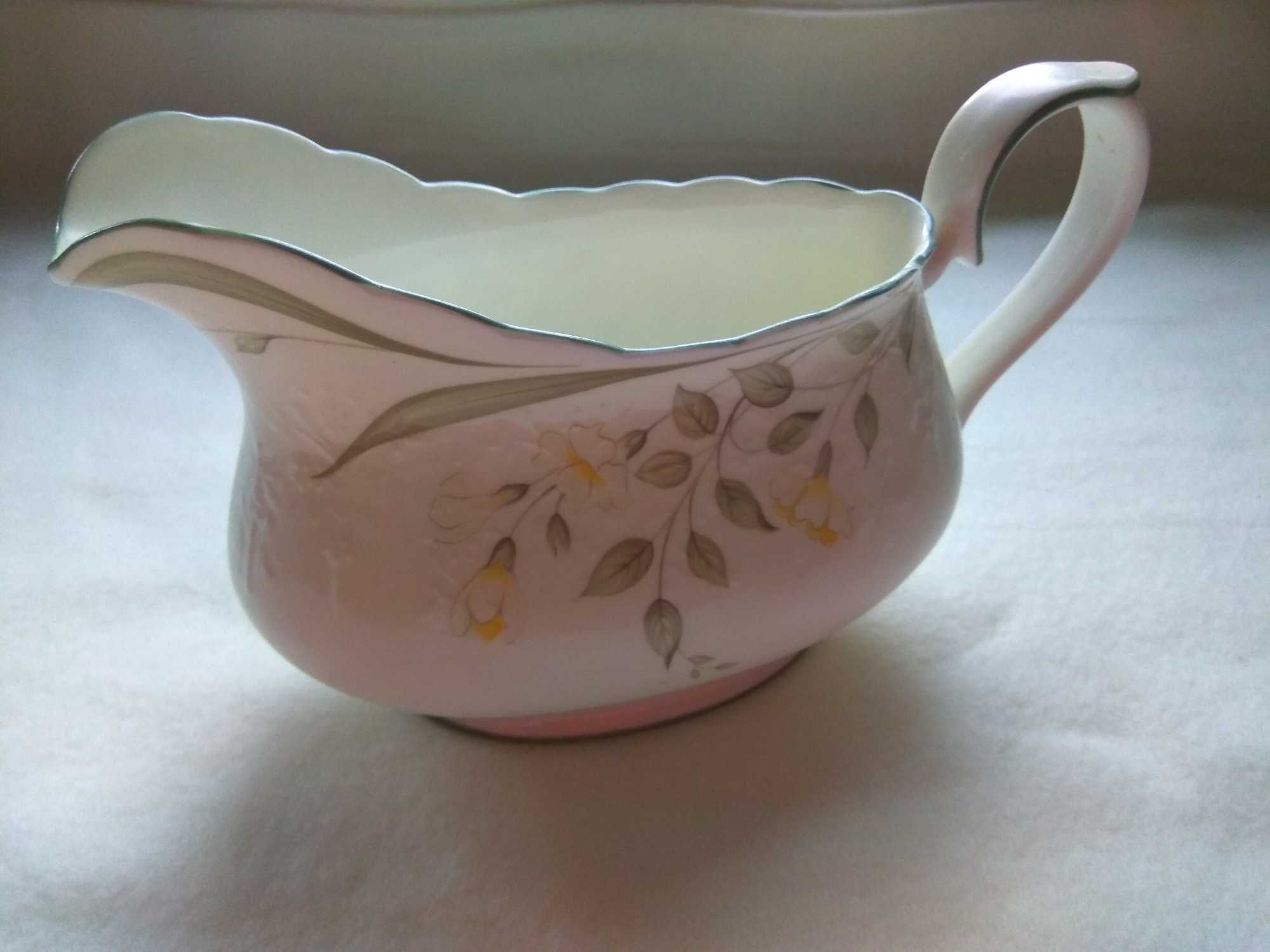 Sosjerka cienka i delikatna , porcelana kostna Royal Albert Anglia