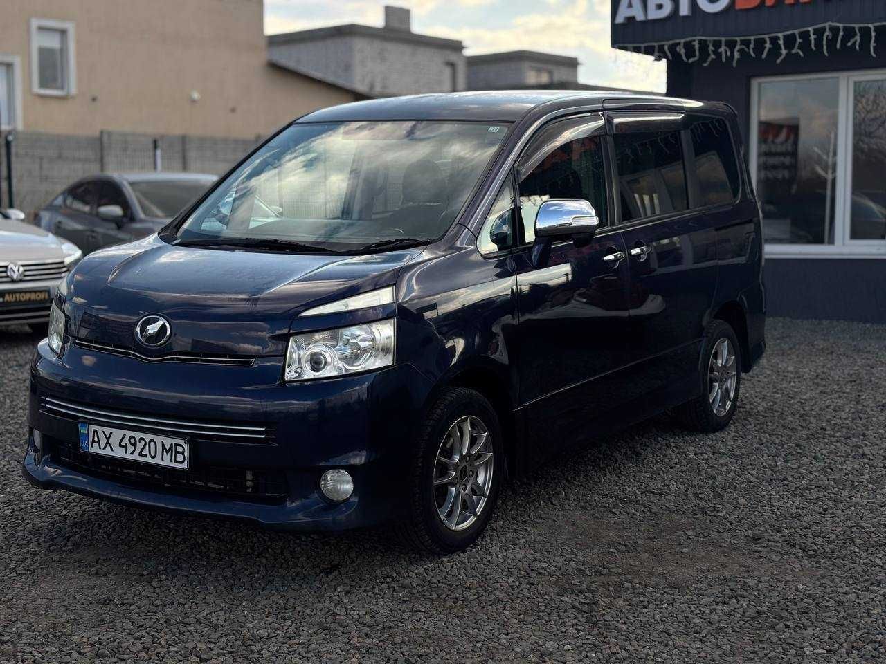 Toyota Voxy 2009 2.0 бензин автомат