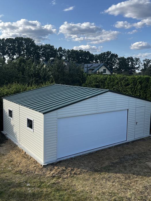 Garaz z bramą swgmentową dach na rąbek premia biały