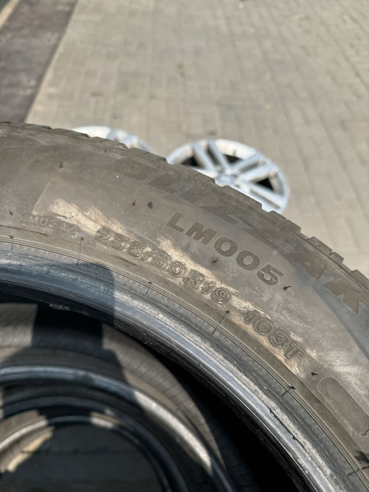 255/50/19 Bridgestone blizzak lm005