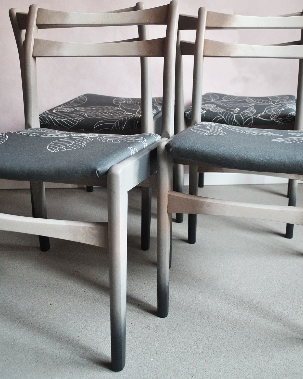 4 krzesła drewniane w odcieniach szarości odnowione