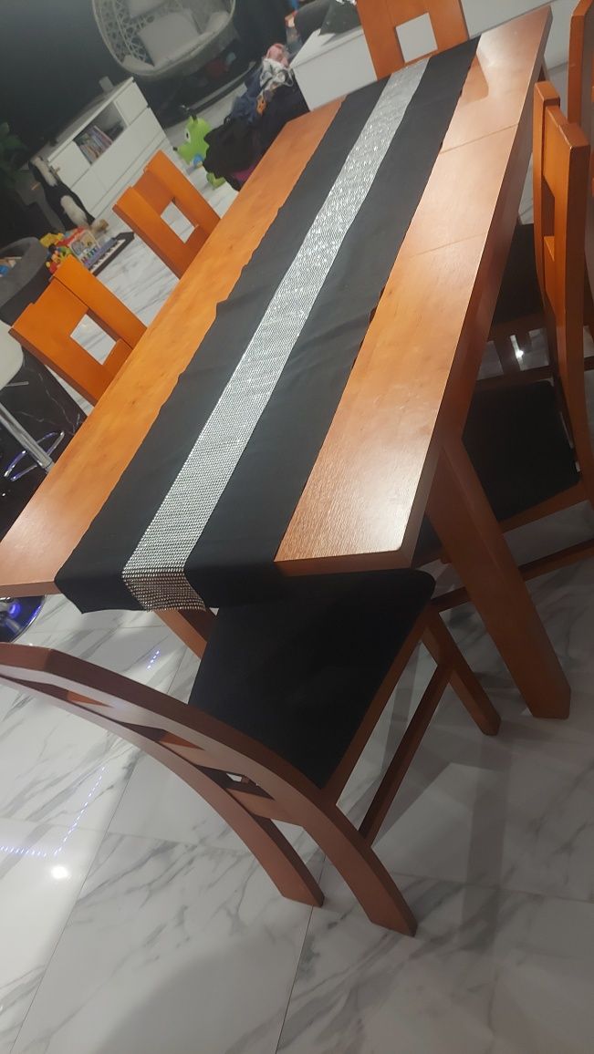 Stół z krzesłami i witryna