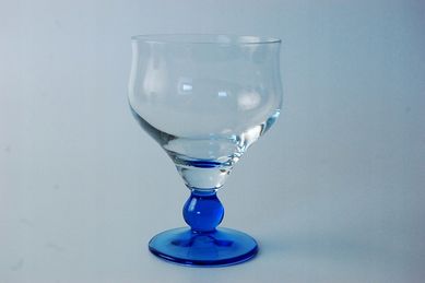 szklany pucharek cukiernica na niebieskiej nodze