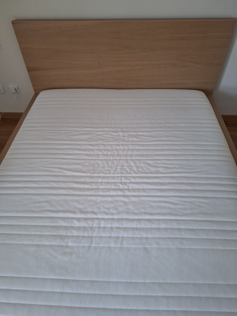 Cama Ikea Malm 160x200cm c/ estrados e colchão