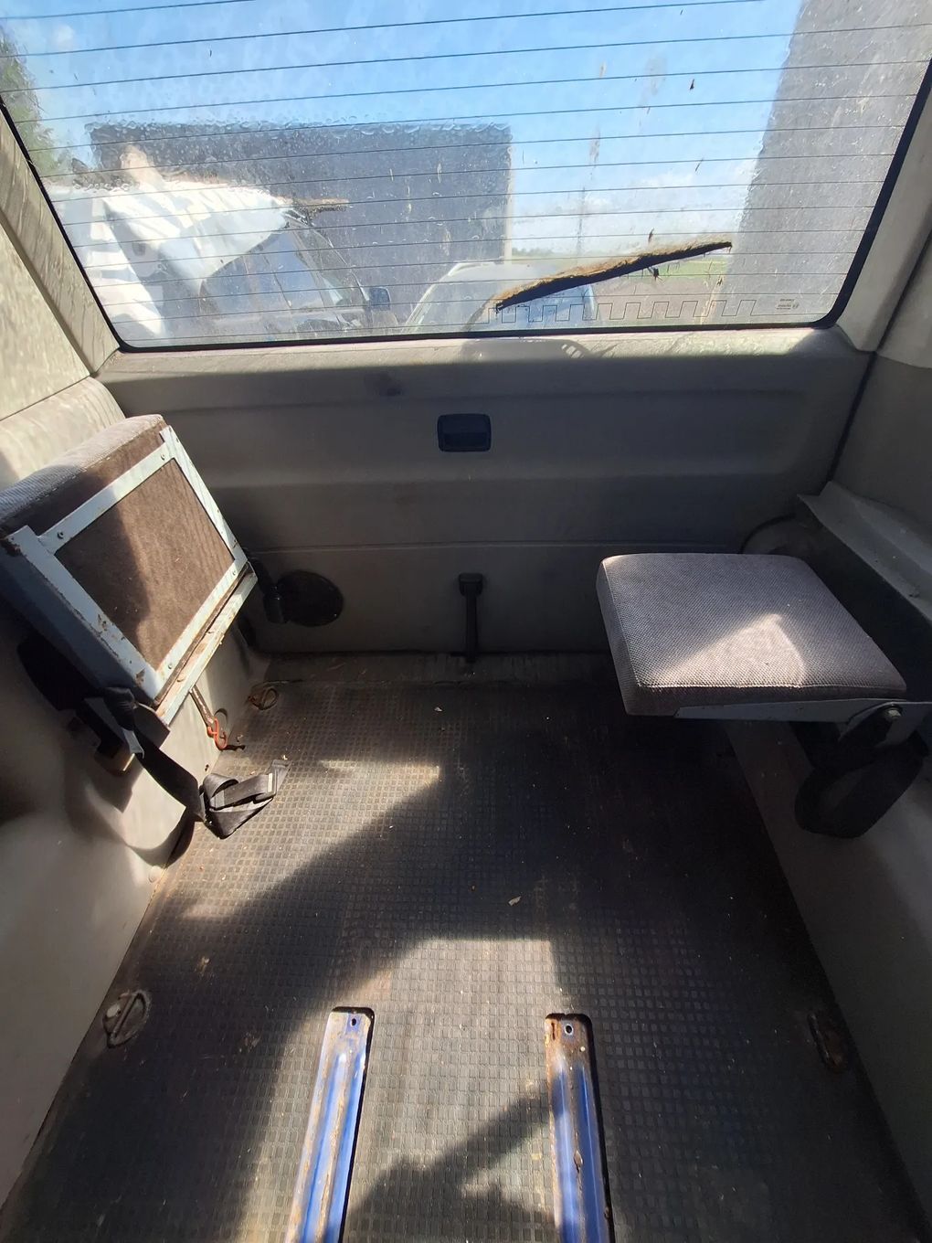ŚRODEK BOCZEK TAPICERKA  TYŁ VW TRANSPORTER T4 CARAVELLE