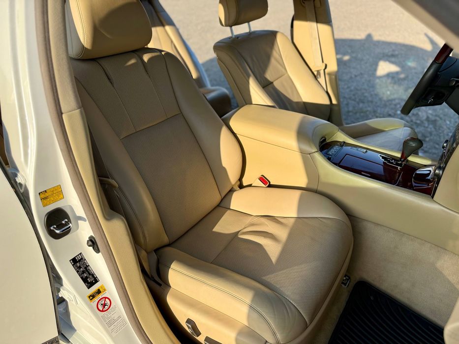 Lexus LS ottoman