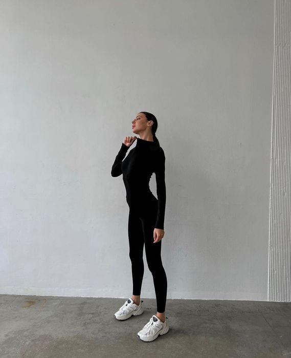 Чорний комбінезон по фігурі