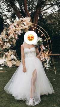 Весільна сукня з розрізом на ніжці