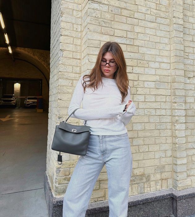 Білий лонгслів