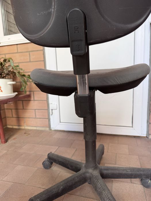 Продам стілець на колесах.