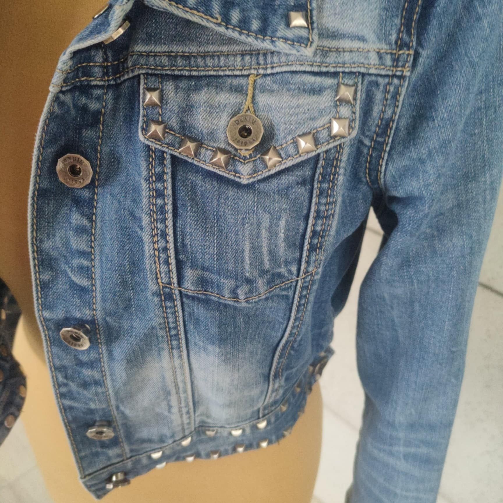 Jeansowa krótka katana bluza kurtka S 36 z ćwiekami