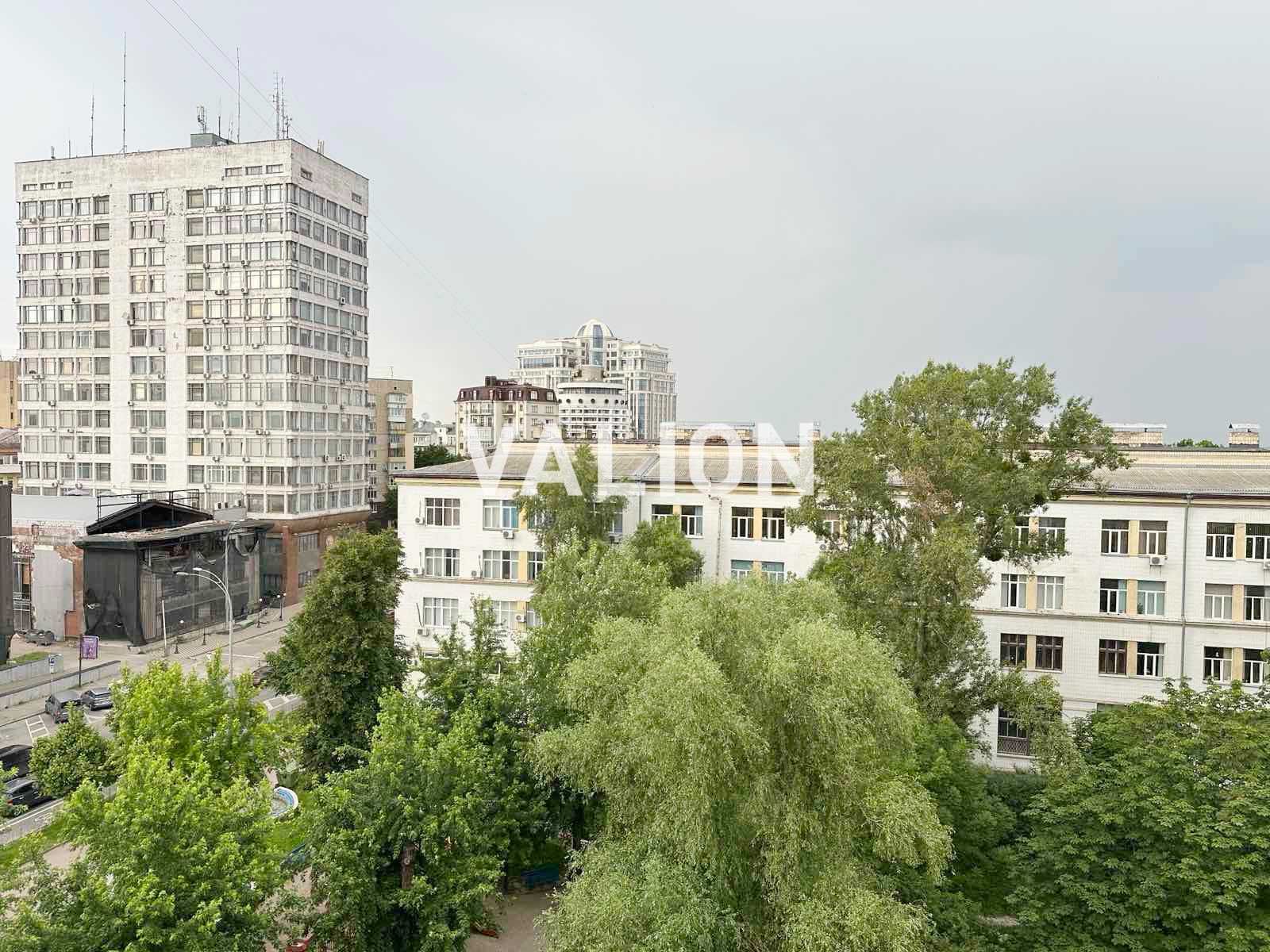 Продаж 2к квартири на вул. Омельяновича-Павленка (Суворова), 7. Без %