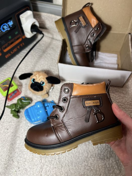 Нове взуття хлопчику ботінки