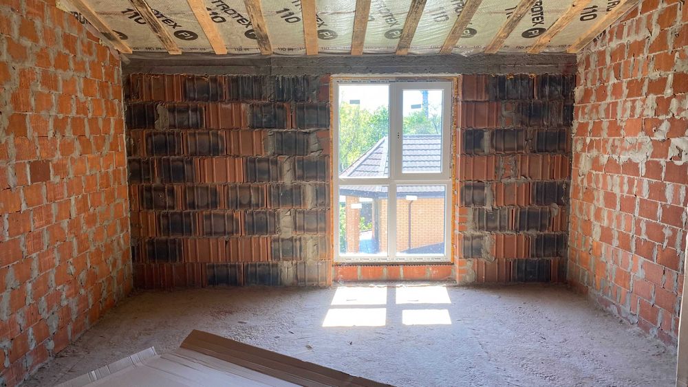 Продається 4-кімнатна квартира в новому малоквартирному будинку.