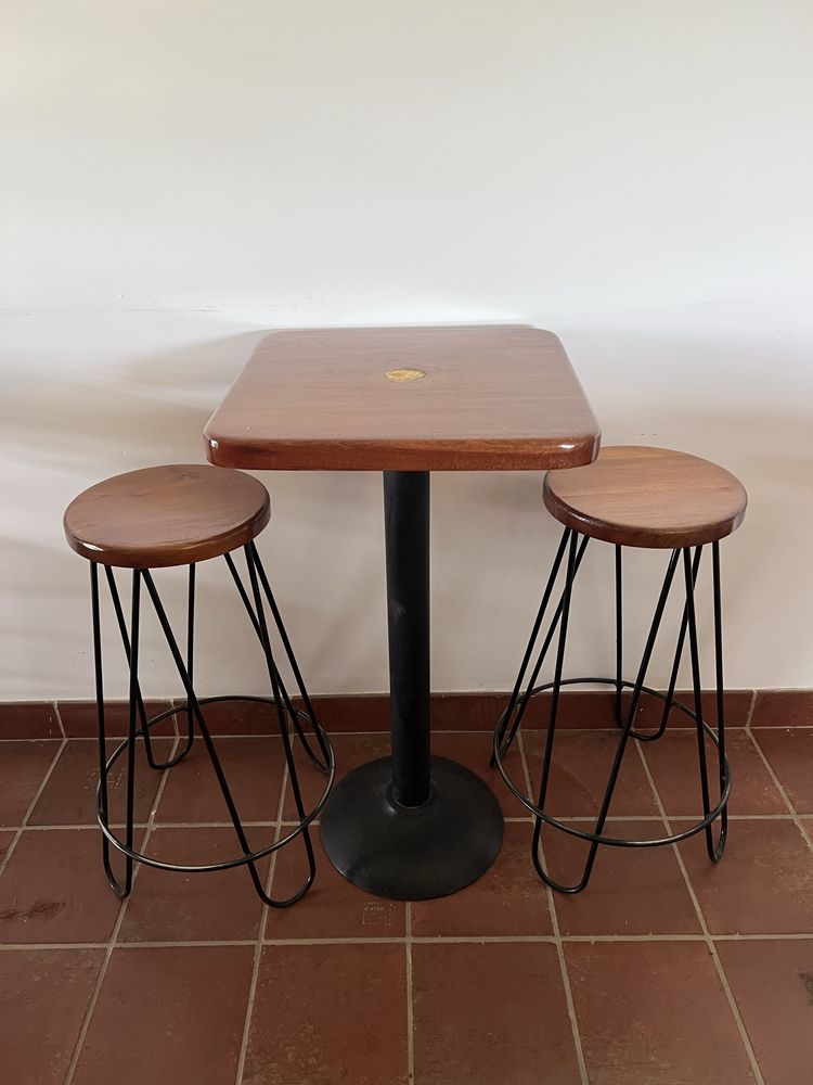 Conjunto 1 mesa e 2 bancos de bar