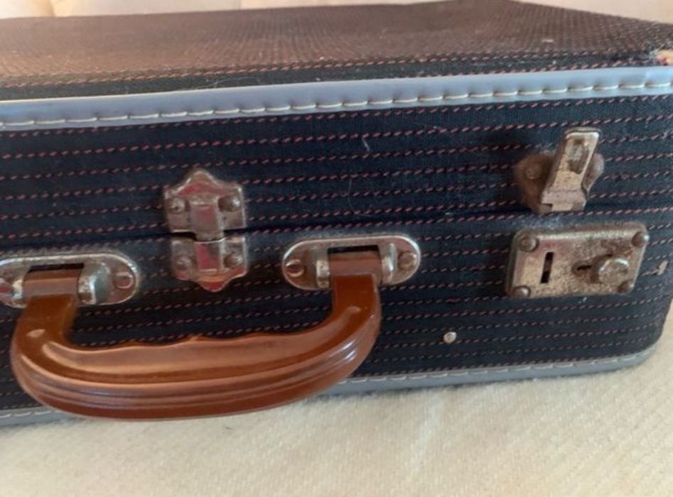 Mala muito antiga, Vintage. O interior em bom estado.. Larg.30 cump,44