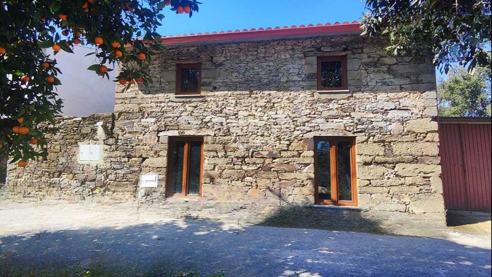 Moradia T2 em pedra em fase de acabamentos