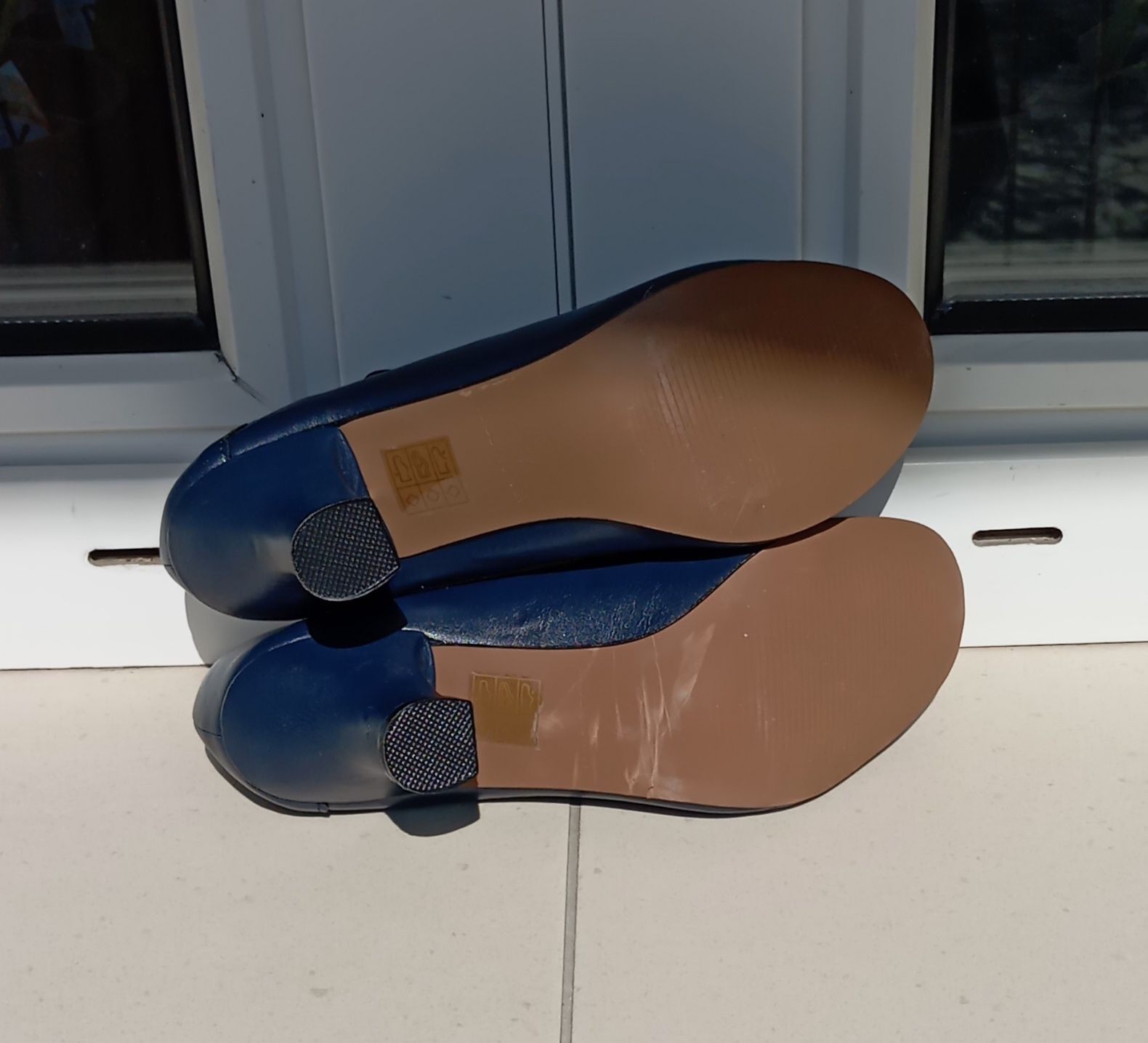 Granatowe buty Ajwani, rozmiar 5, zapinane na guzik