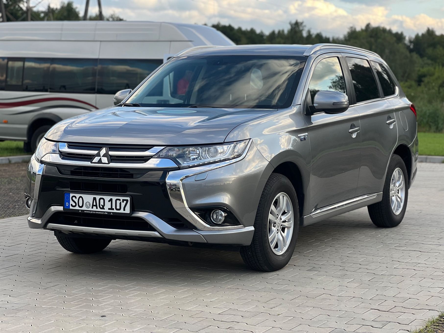 Mitsubishi Outlander Mitsubishi Outlander PHEV 4x4 Automat 2018r. Serwis ASO