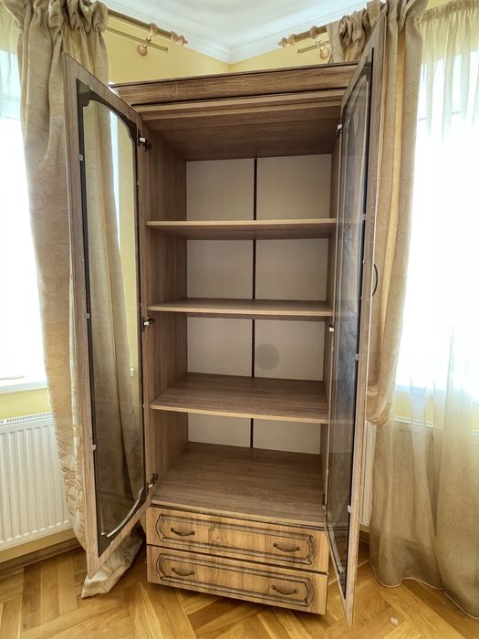 Книжкова шафа вітрина