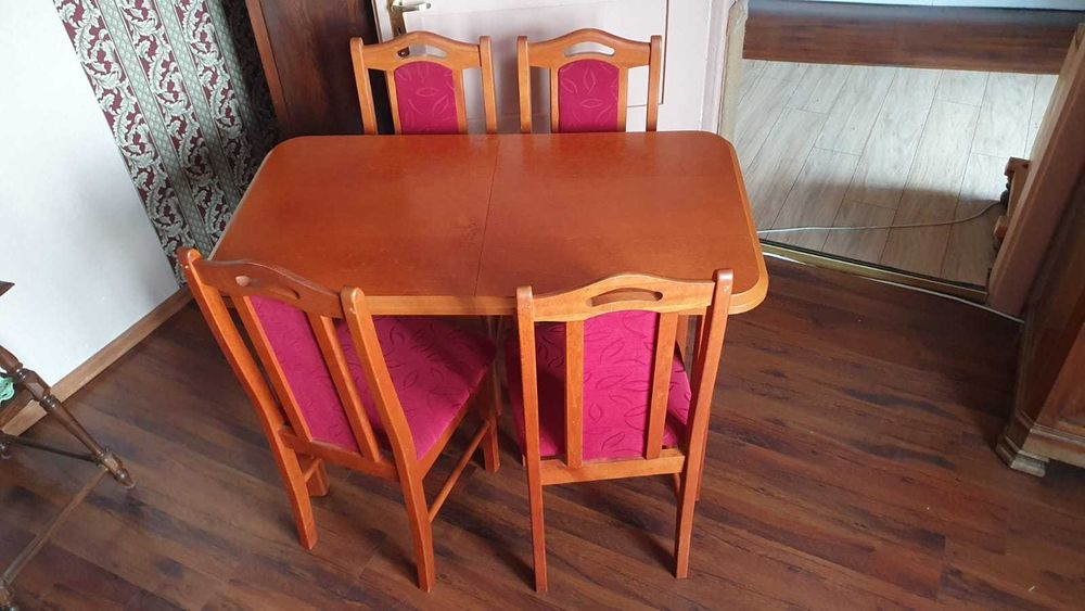 Stół rozkładany z 4 krzesłami - zestaw