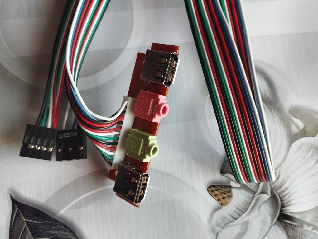 Фронт панель с usb 2.0 и с аудио выходом