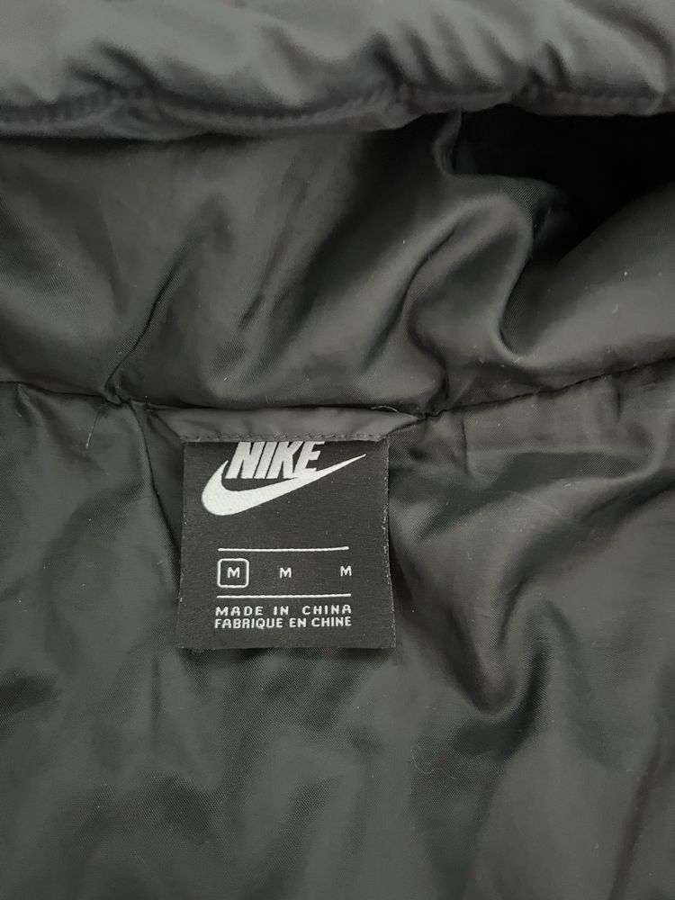 Куртка NIKE розм М жіноча