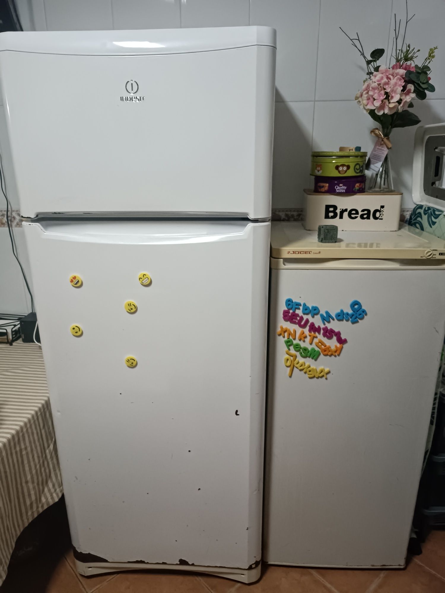Conjunto Arca congeladora e Combinado Frigorífico Indesit TAA 5 V 1