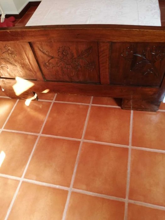 Cama antiga de madeira maciça