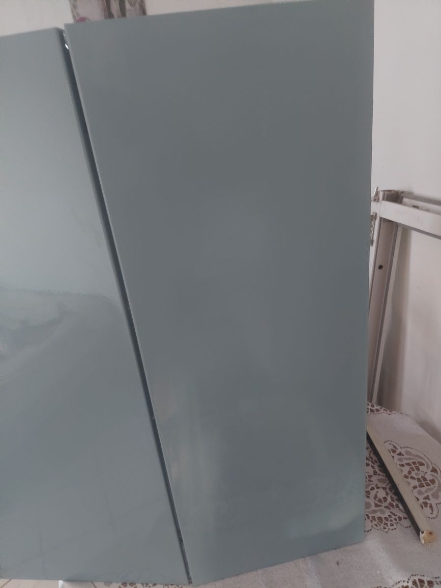 Szafki wiszące lakierowane fronty i boki, jak nowe