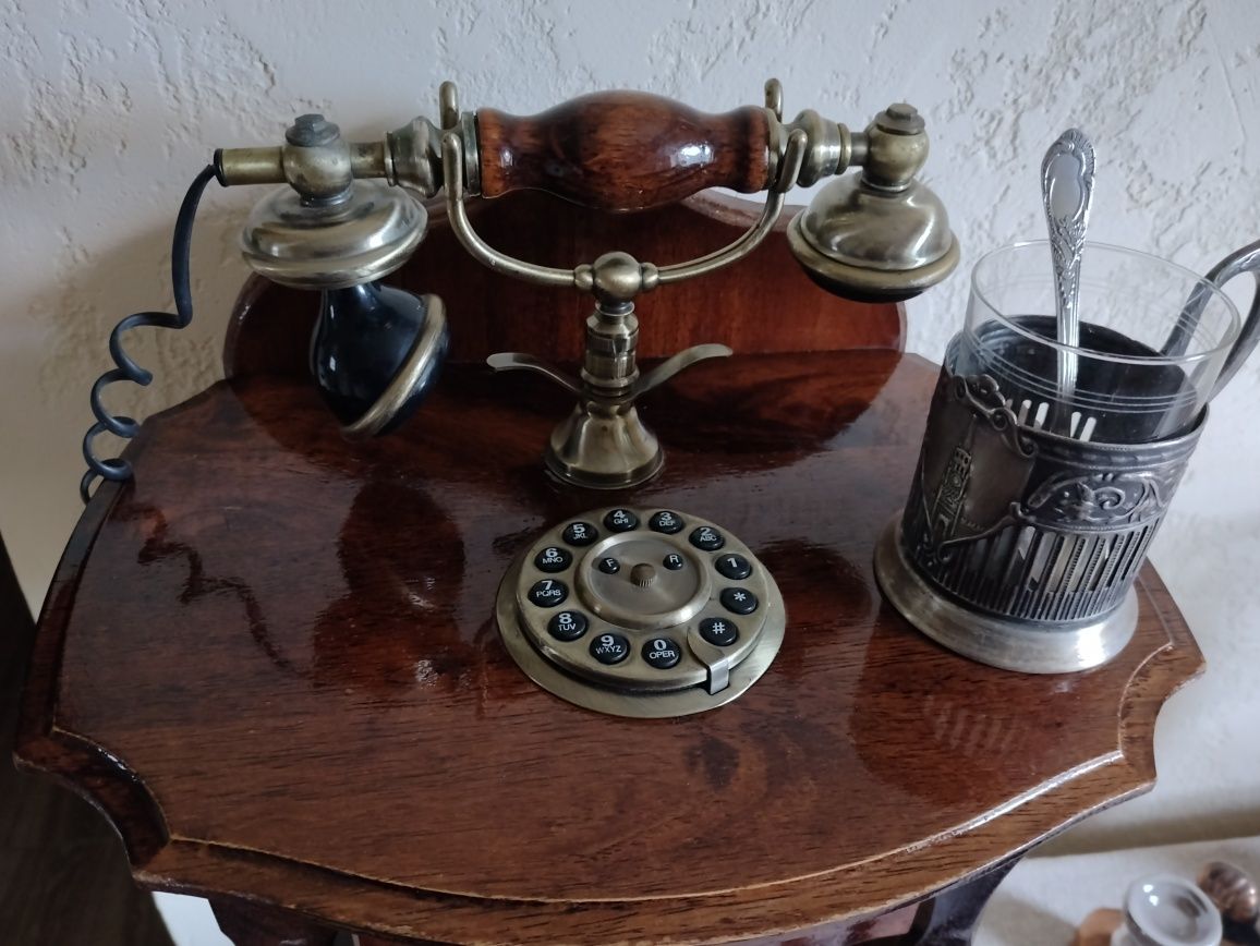 Телефон под старину , полочка , шухлядка.