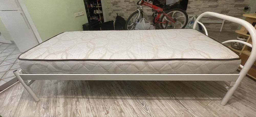 Ліжко металеве з матрацом ортопедичним