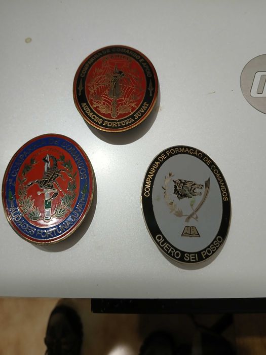 MILITAR-  crachás militares COMANDOS+ outros crachás