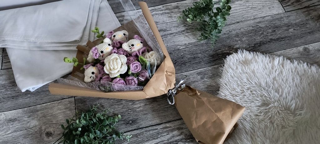 Kwiaty na szydełku bukiet kotów i róż