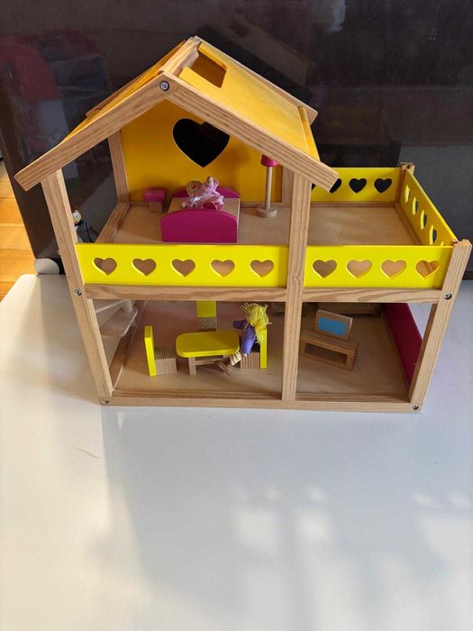 Drewniany domek dla lalek – piękny, solidny, z otwieranym dachem!