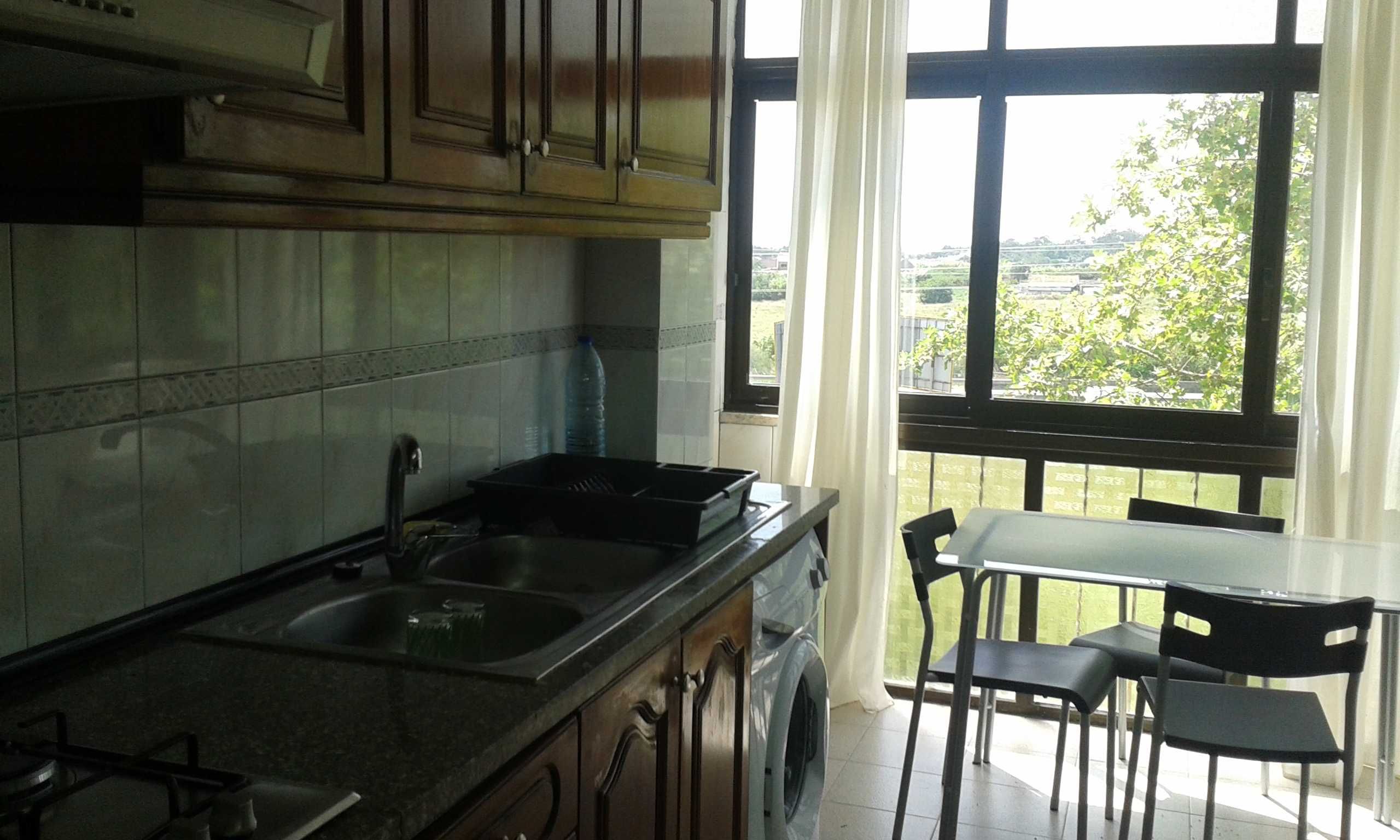 Alugo quarto ao lado da FCT - Serrado
