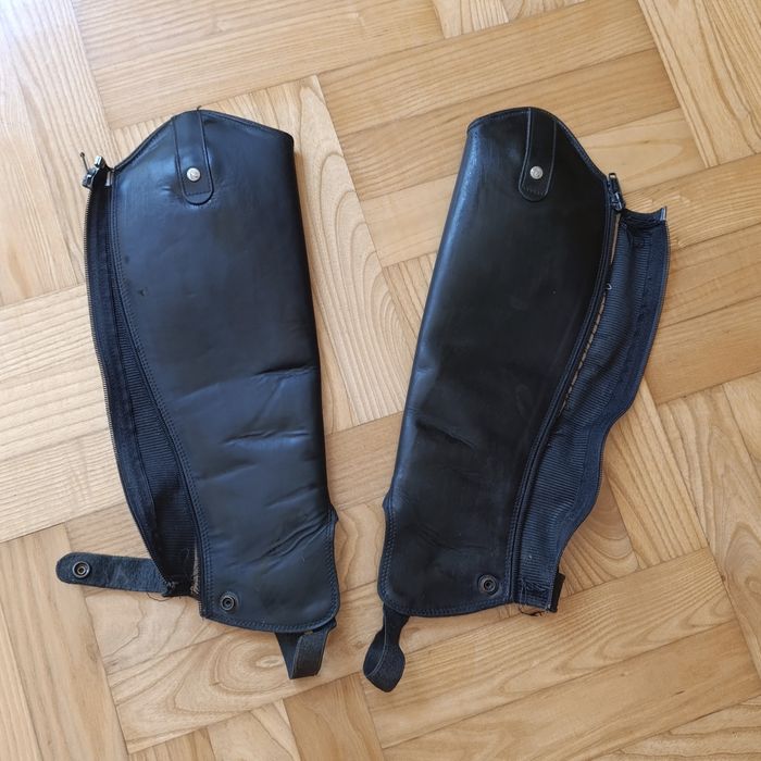 Czapsy hippica skórzane