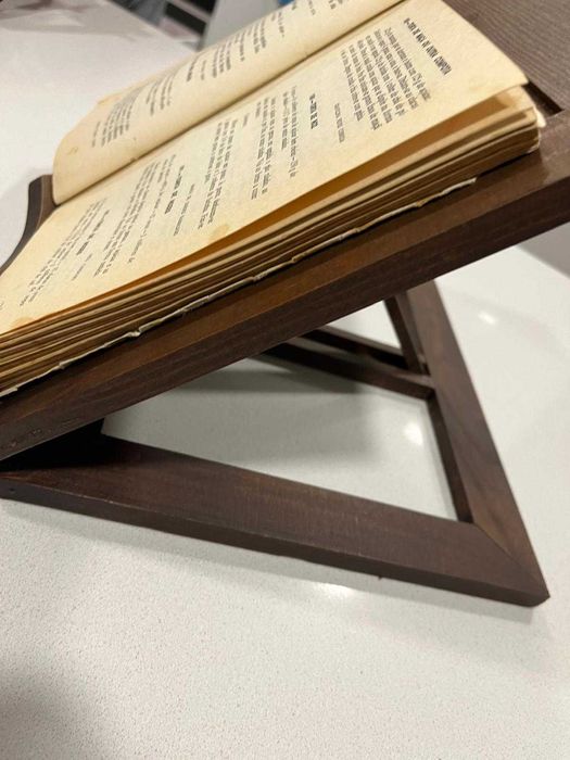 Suporte para livro em madeira