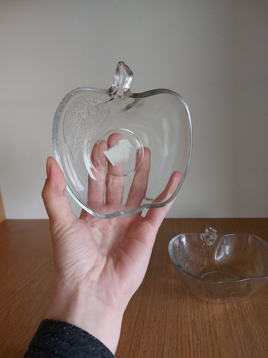 3 szklane miseczki jabłka na przystawki