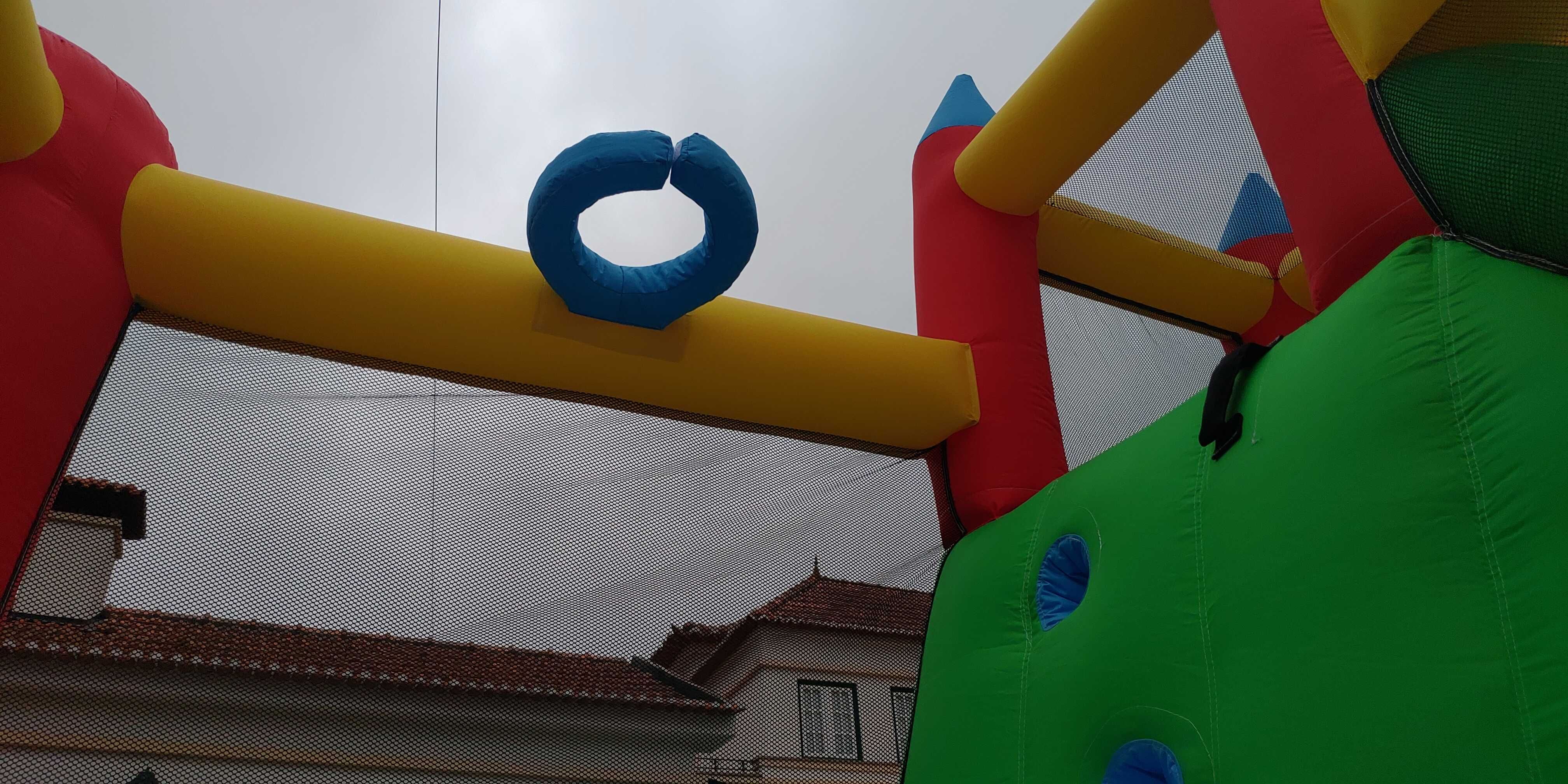 Castelo Insuflável com Escorrega e Trampolim