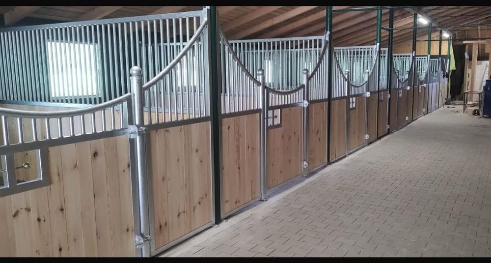 Boksy dla koni wraz przegrodami Dziku