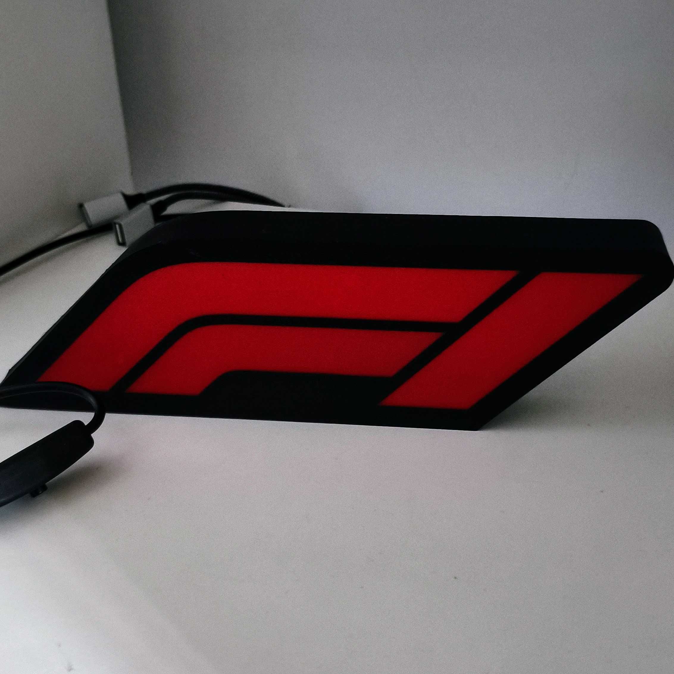Candeeiro Formula 1 com tomada e ligação USB Luminaria