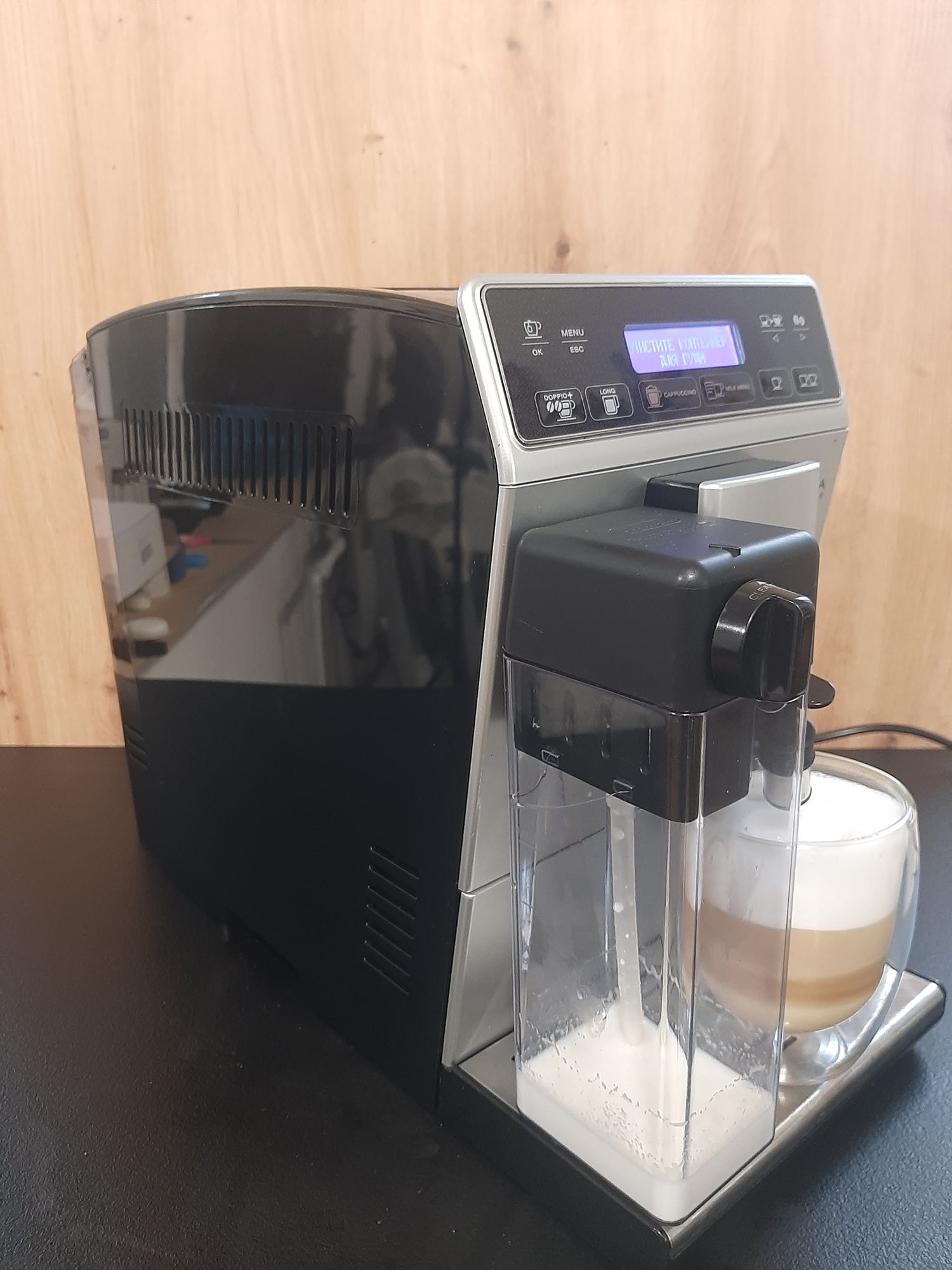 Кавомашина Delonghi Autentica новий капучинатор