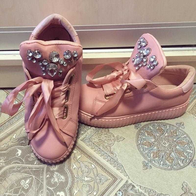 Стильные розовые кроссовки с камнями