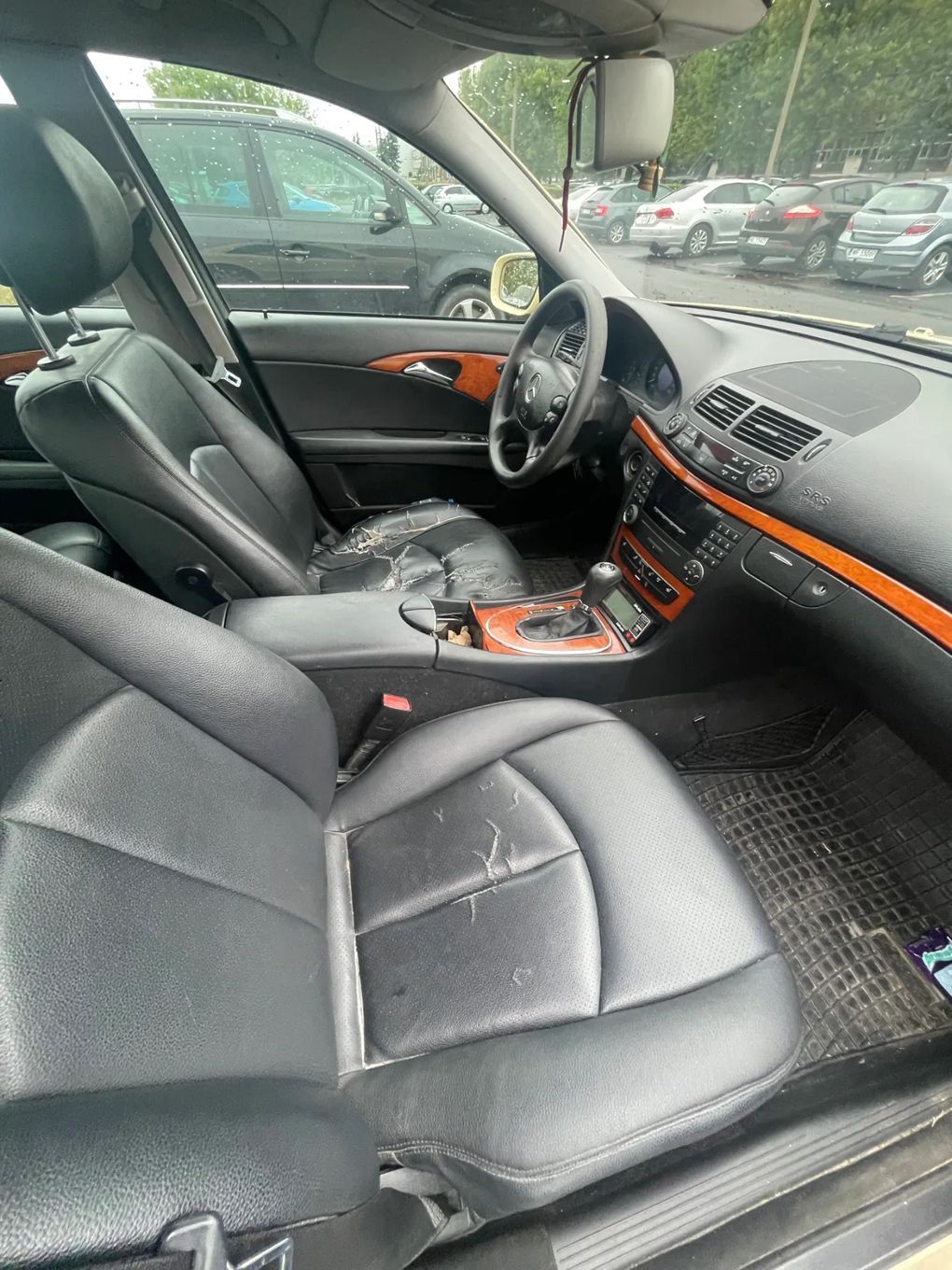 Mercedes-Benz Klasa E W211 po taxi, 810 tyś przebiegu - uszkodzony