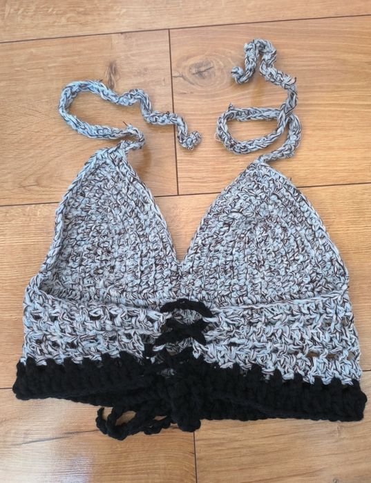 Crop top szydełkowany