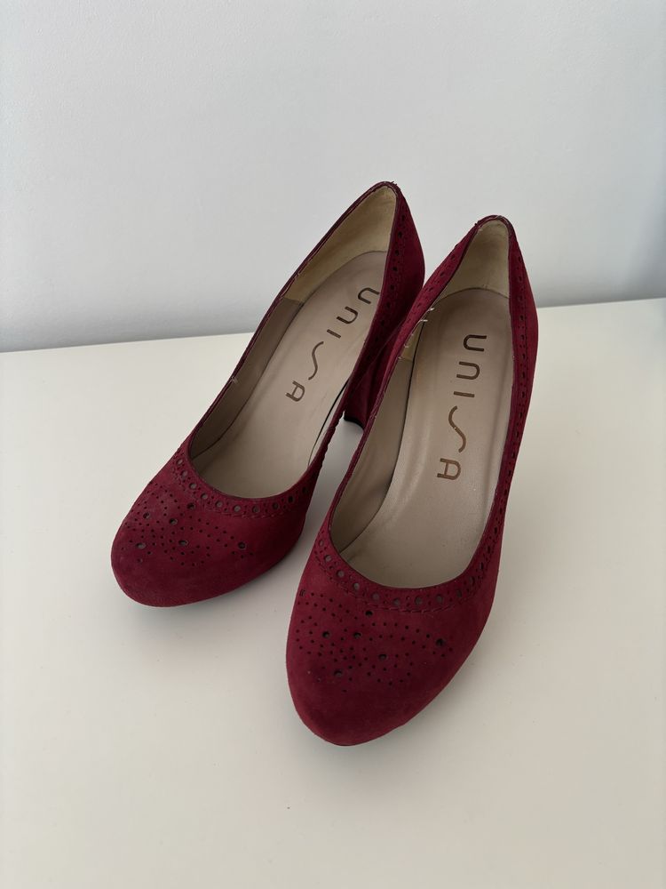 bordowe buty na słupku