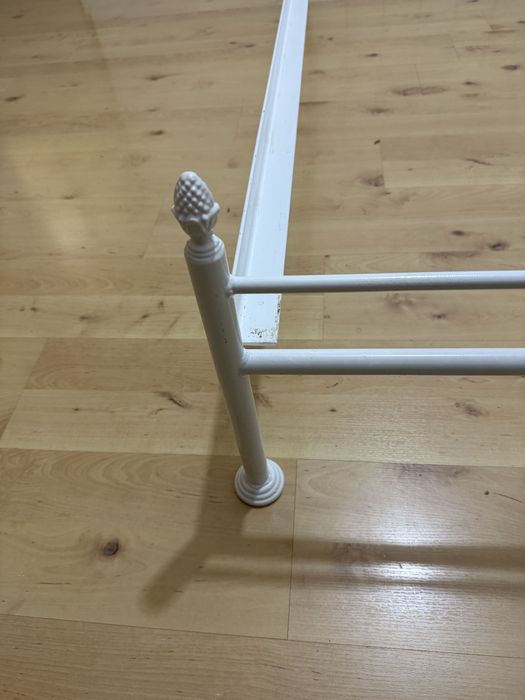 Łóżko metalowe pojedyncze białe