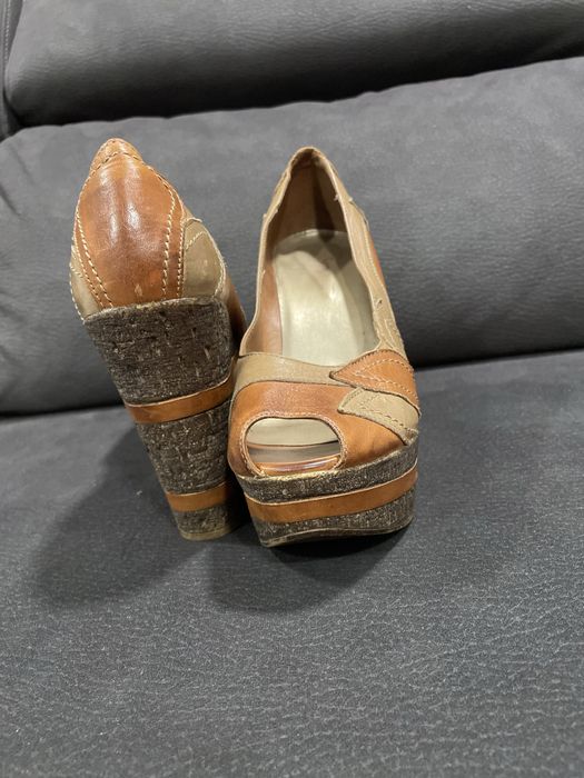 Sapatos altos castanhos